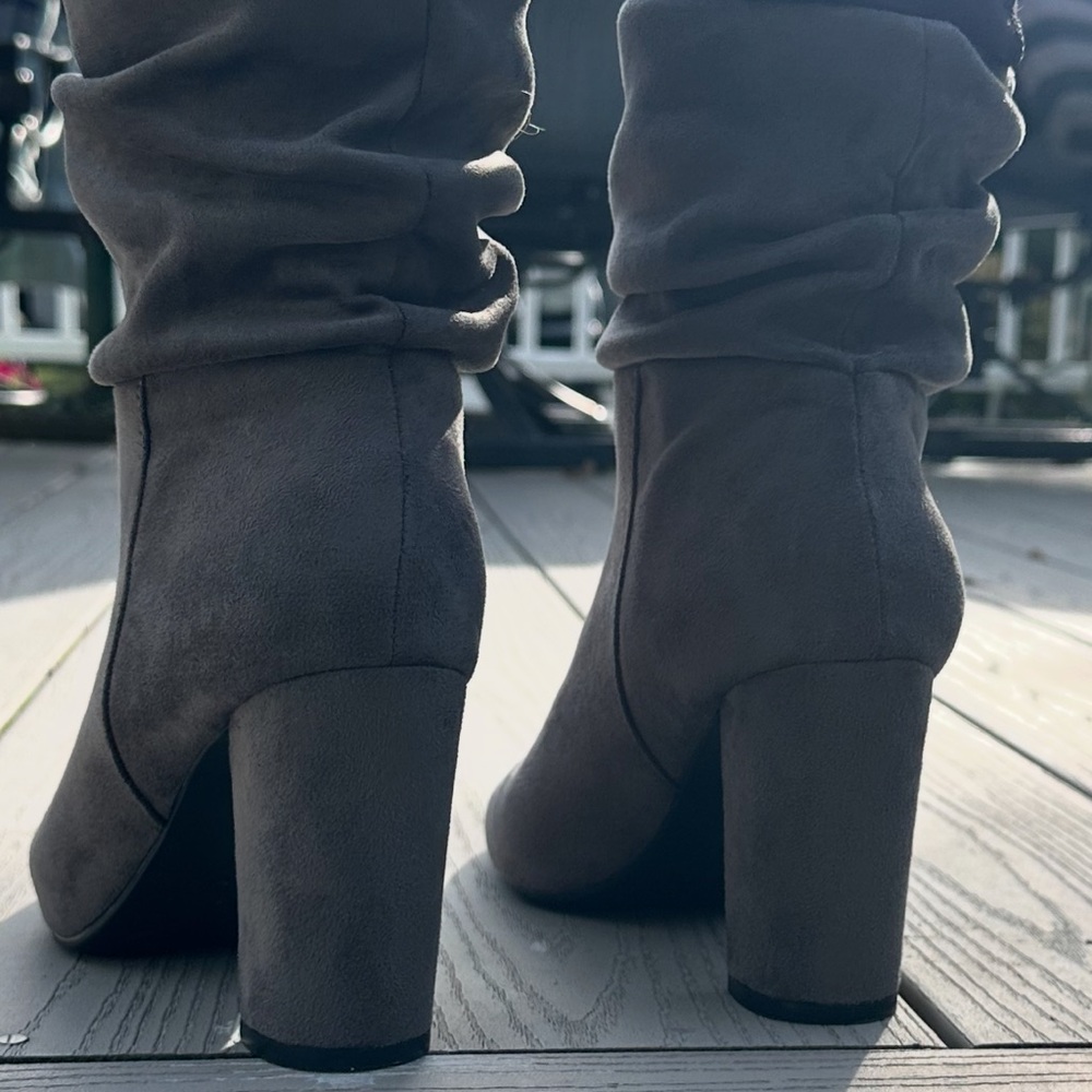 BeBE Charcoal Gray Suede Heeled Boots- like NEW - worn once-Size 8 - Picture 10 of 11